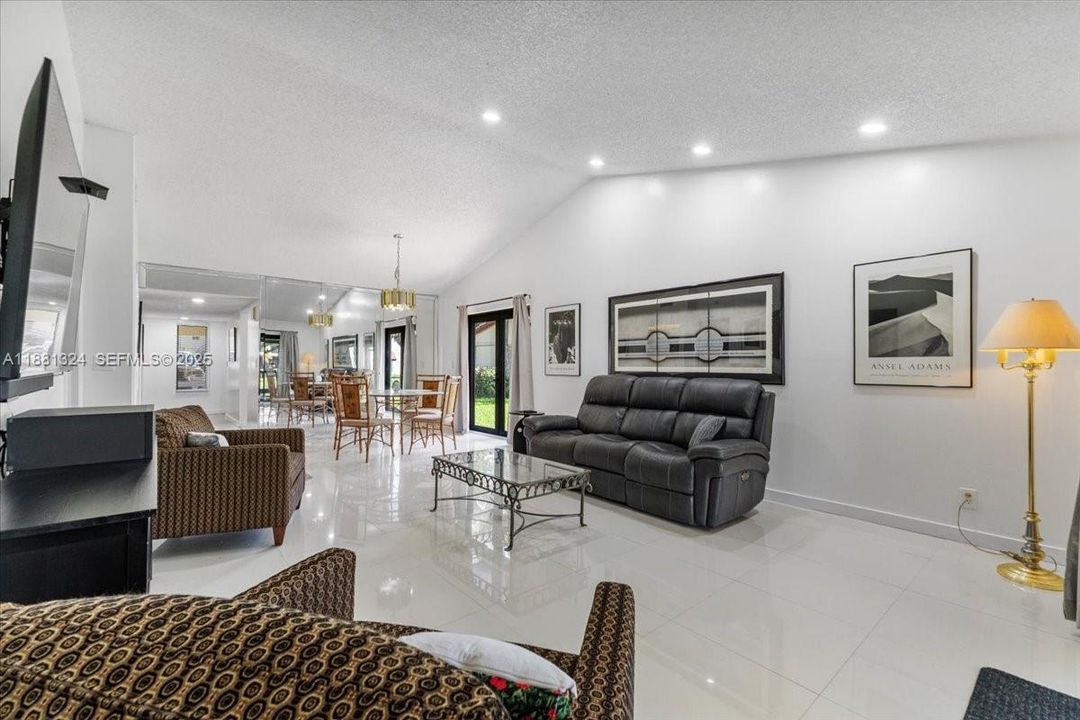 For Sale: $460,000 (2 beds, 2 baths, 1580 Square Feet)