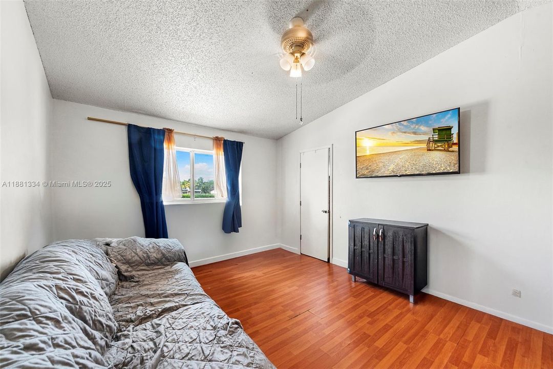 For Sale: $229,000 (2 beds, 1 baths, 749 Square Feet)