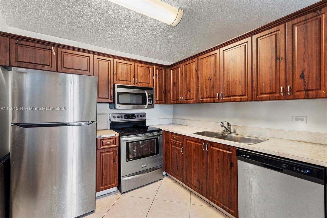 For Sale: $229,000 (2 beds, 1 baths, 749 Square Feet)