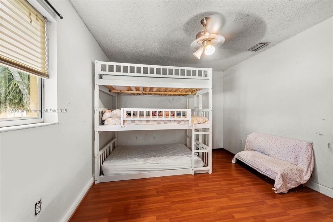 For Sale: $229,000 (2 beds, 1 baths, 749 Square Feet)