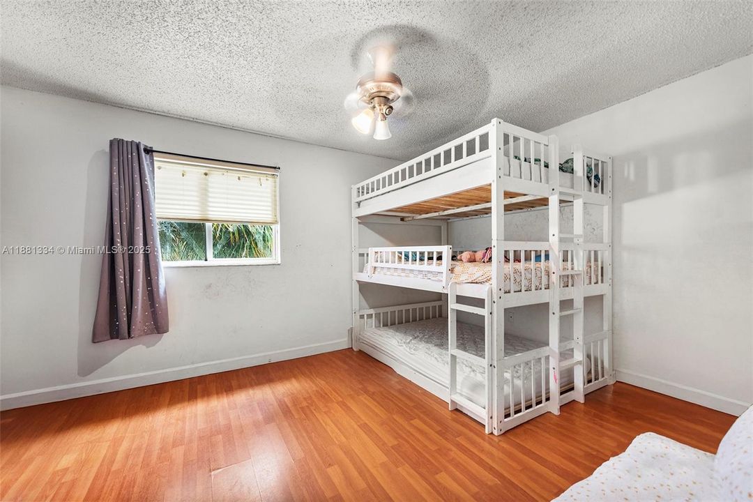 For Sale: $229,000 (2 beds, 1 baths, 749 Square Feet)