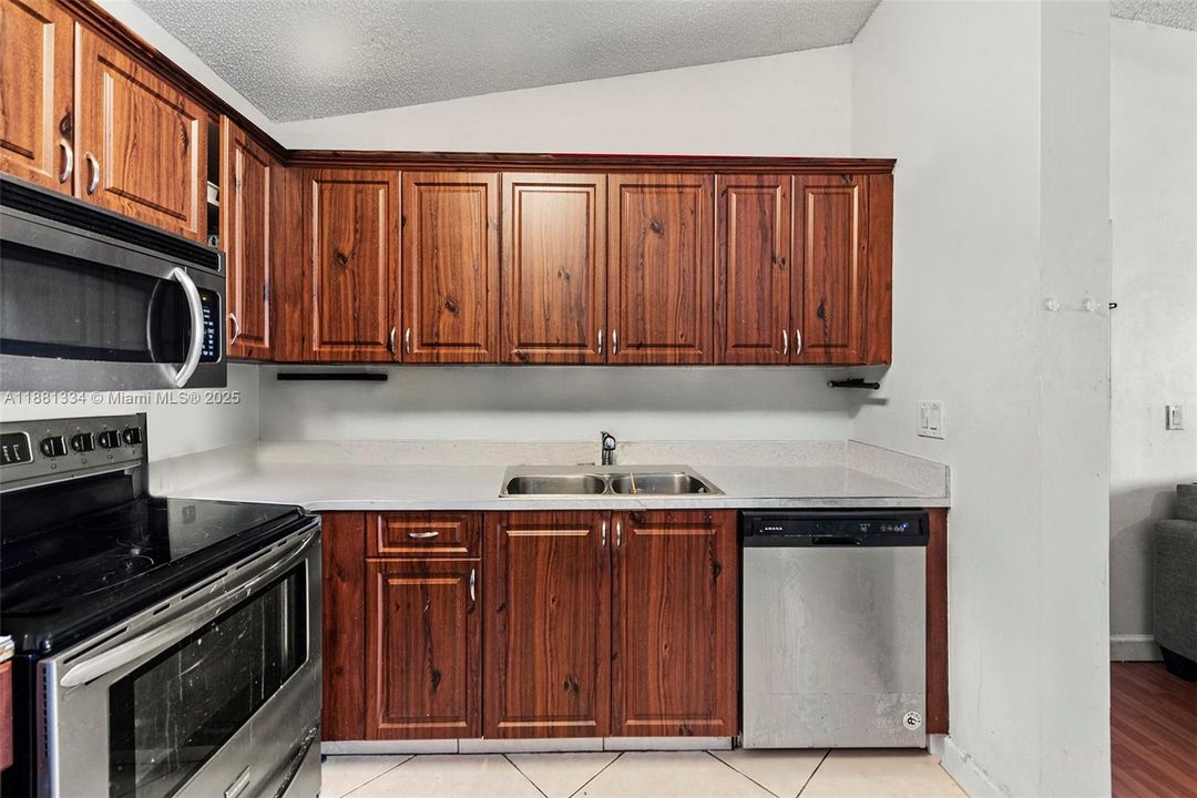 For Sale: $229,000 (2 beds, 1 baths, 749 Square Feet)