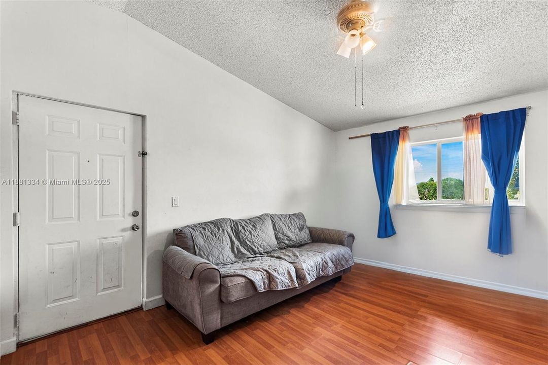 For Sale: $229,000 (2 beds, 1 baths, 749 Square Feet)