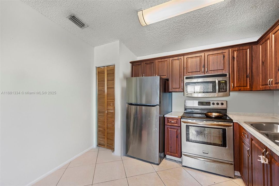 For Sale: $229,000 (2 beds, 1 baths, 749 Square Feet)