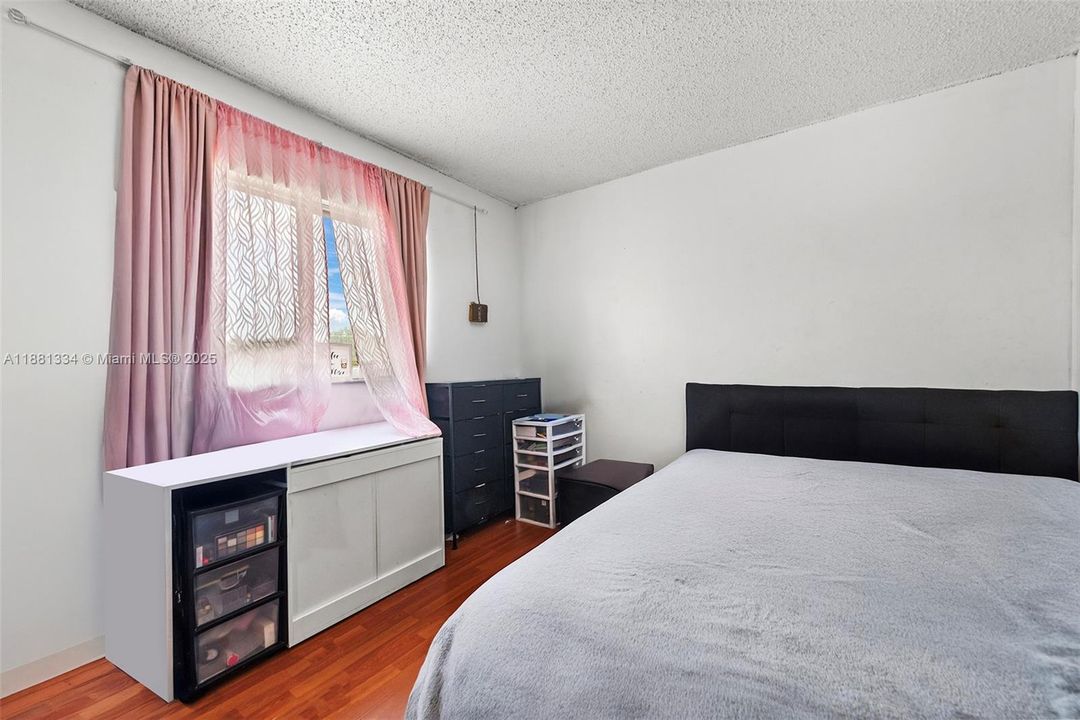 For Sale: $229,000 (2 beds, 1 baths, 749 Square Feet)