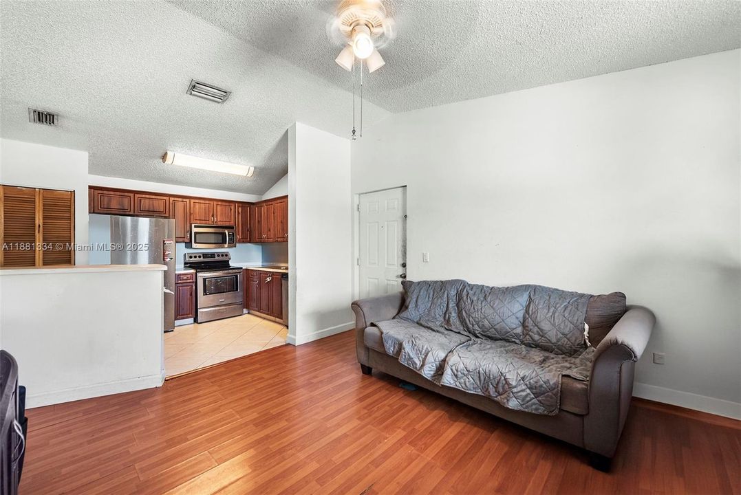 For Sale: $229,000 (2 beds, 1 baths, 749 Square Feet)