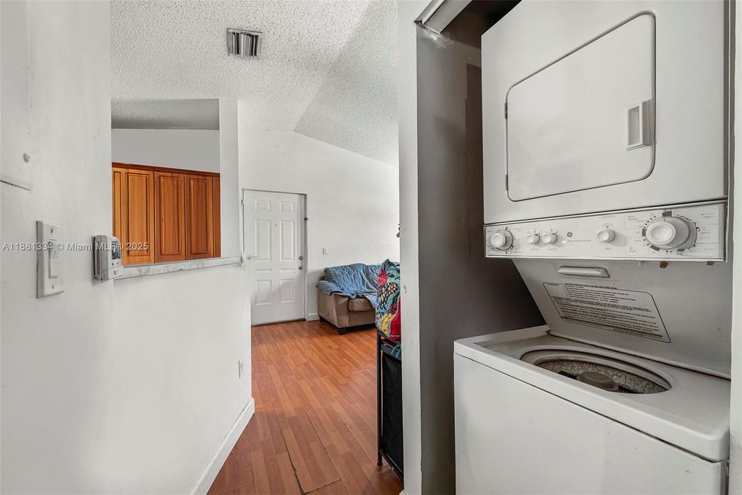 For Sale: $229,000 (2 beds, 1 baths, 749 Square Feet)
