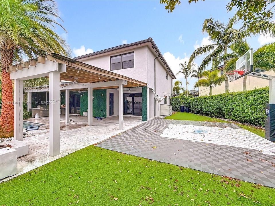 Recently Rented: $8,000 (5 beds, 3 baths, 3050 Square Feet)