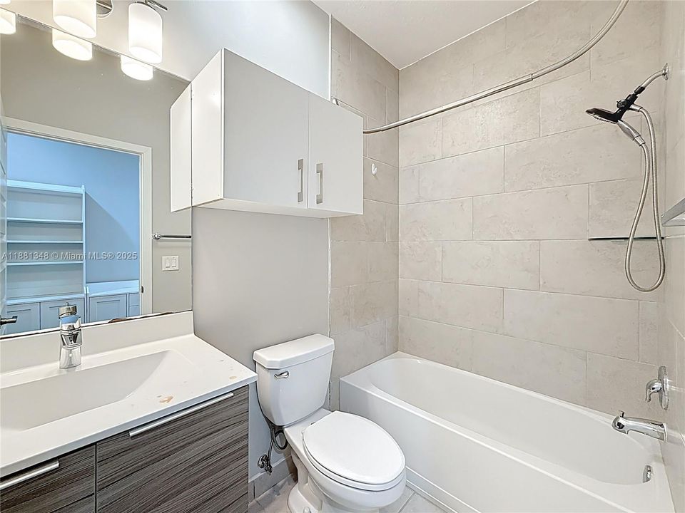 Recently Rented: $8,000 (5 beds, 3 baths, 3050 Square Feet)