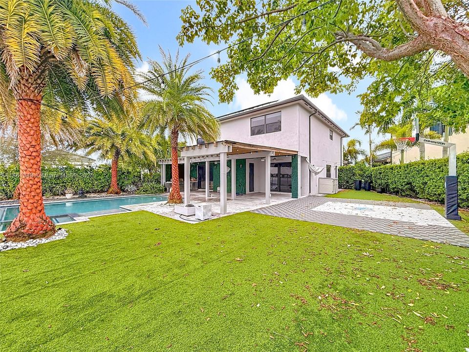 Recently Rented: $8,000 (5 beds, 3 baths, 3050 Square Feet)