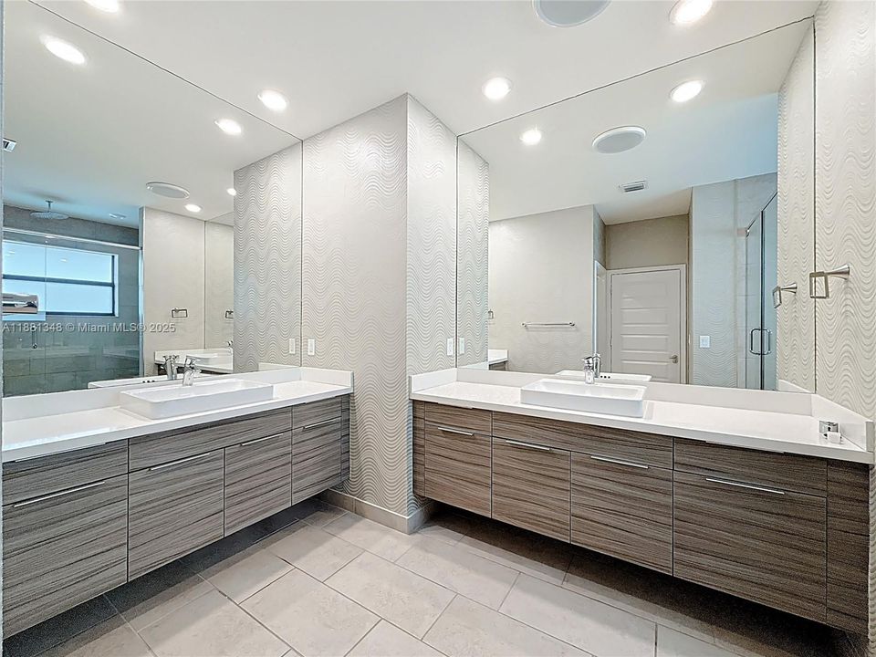 Recently Rented: $8,000 (5 beds, 3 baths, 3050 Square Feet)