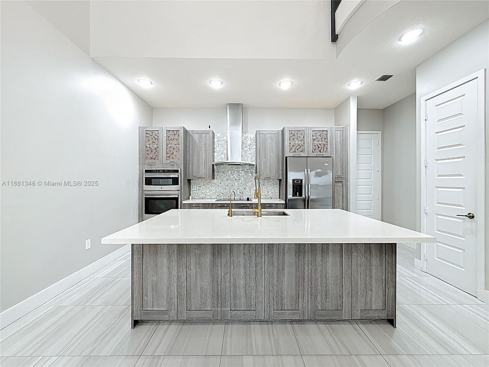 Recently Rented: $8,000 (5 beds, 3 baths, 3050 Square Feet)