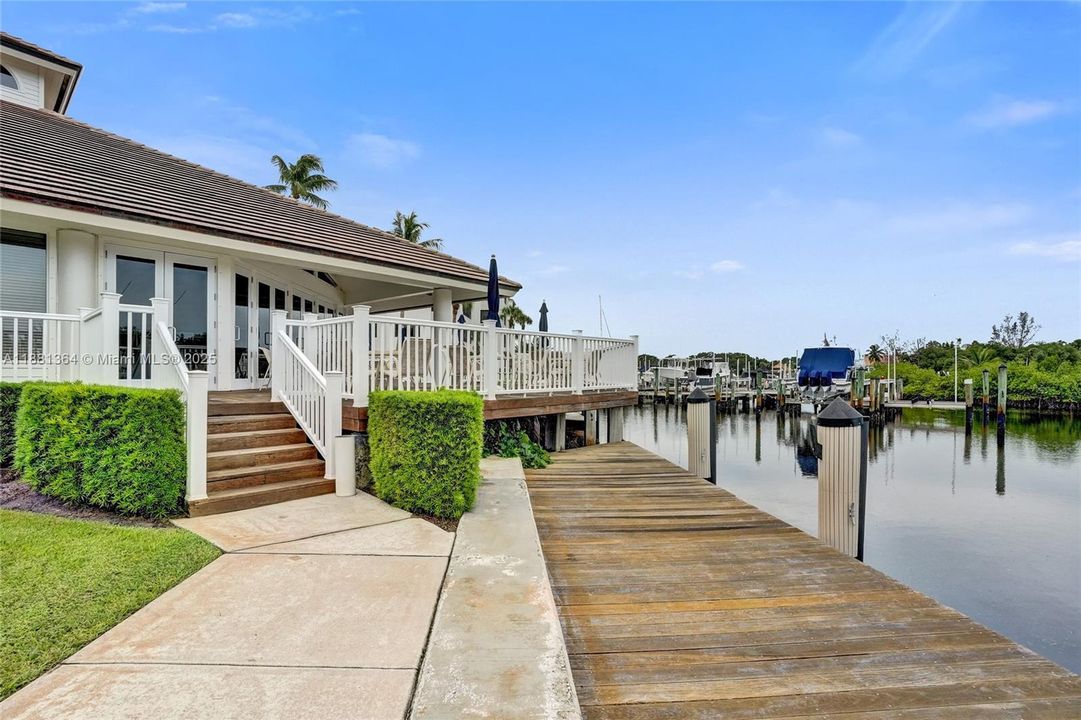 合同活跃: $5,000 (2 贝兹, 2 浴室, 1301 平方英尺)