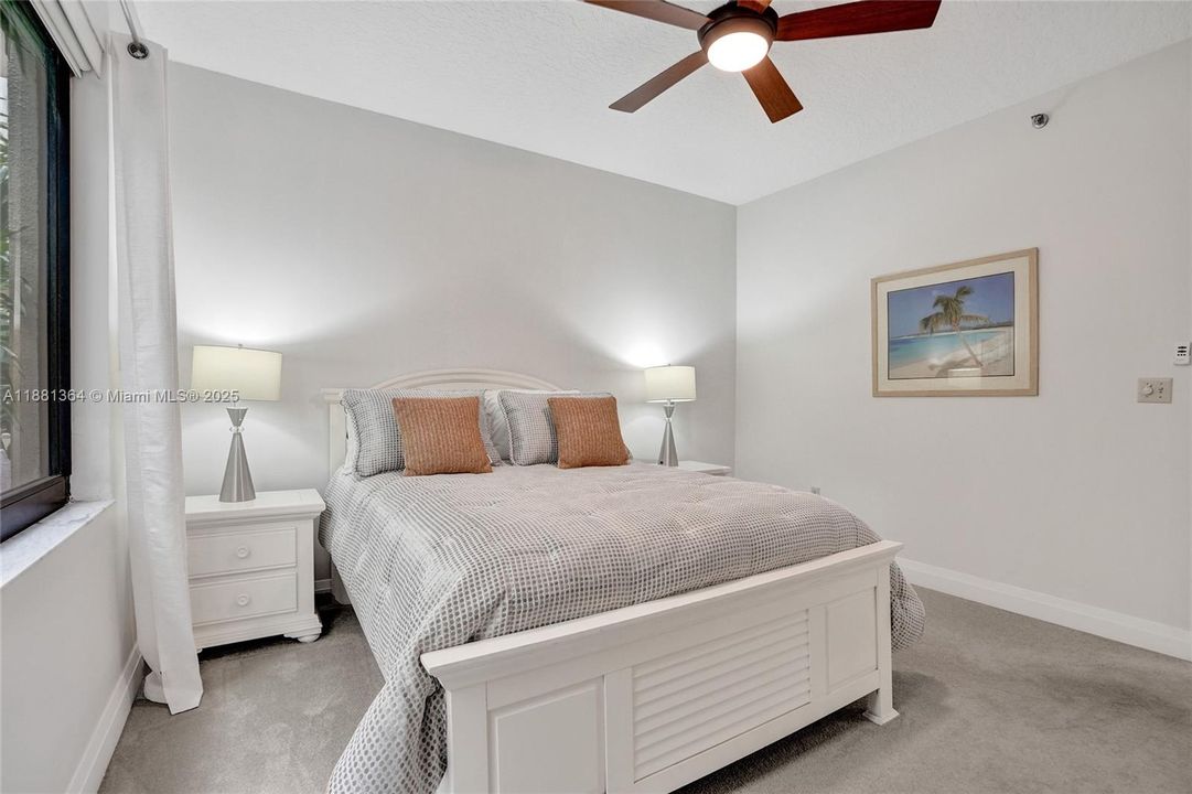 合同活跃: $5,000 (2 贝兹, 2 浴室, 1301 平方英尺)