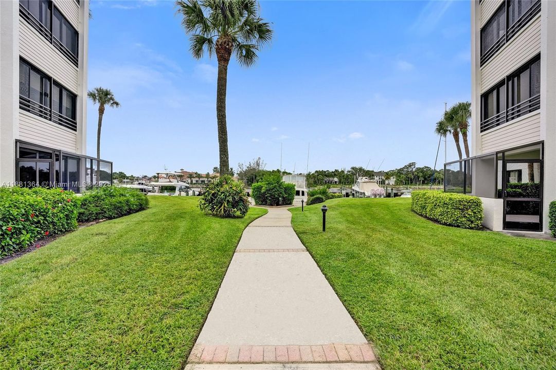 合同活跃: $5,000 (2 贝兹, 2 浴室, 1301 平方英尺)