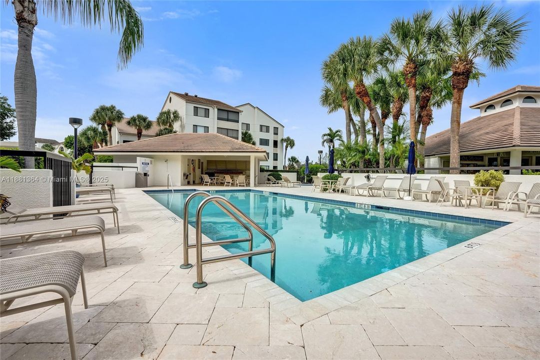 合同活跃: $5,000 (2 贝兹, 2 浴室, 1301 平方英尺)