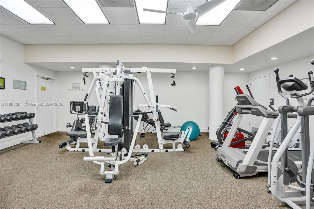 合同活跃: $5,000 (2 贝兹, 2 浴室, 1301 平方英尺)