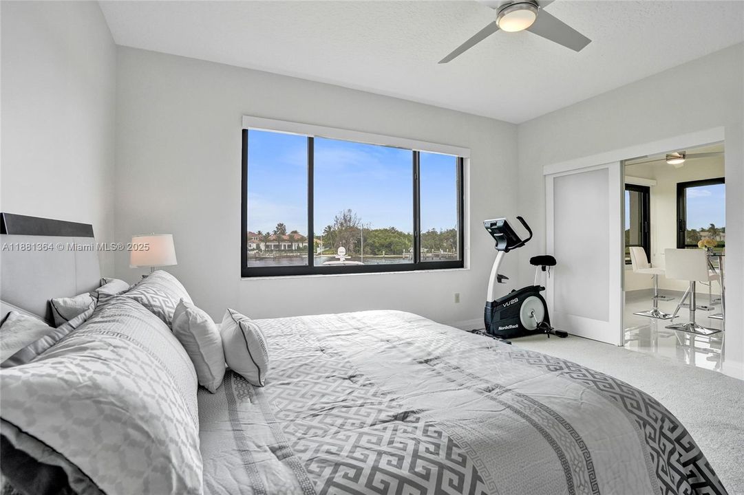 合同活跃: $5,000 (2 贝兹, 2 浴室, 1301 平方英尺)