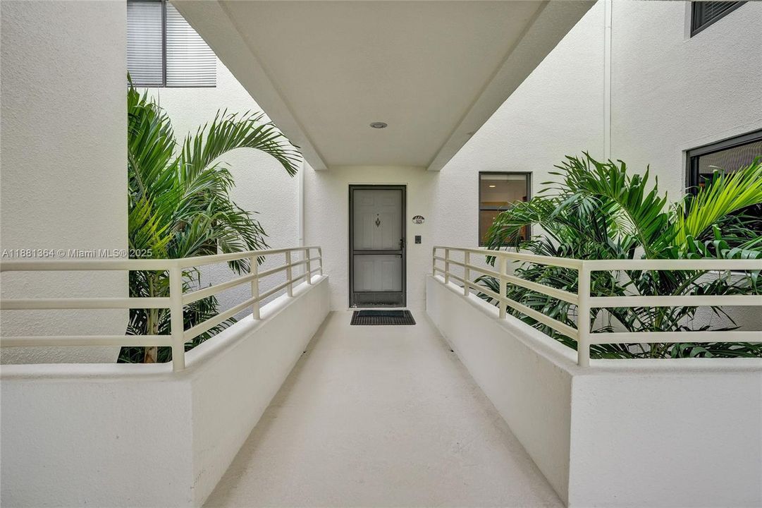 合同活跃: $5,000 (2 贝兹, 2 浴室, 1301 平方英尺)