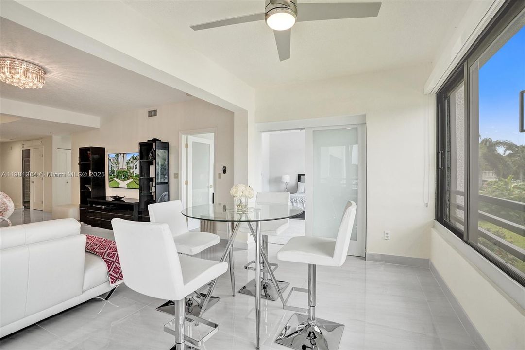 合同活跃: $5,000 (2 贝兹, 2 浴室, 1301 平方英尺)