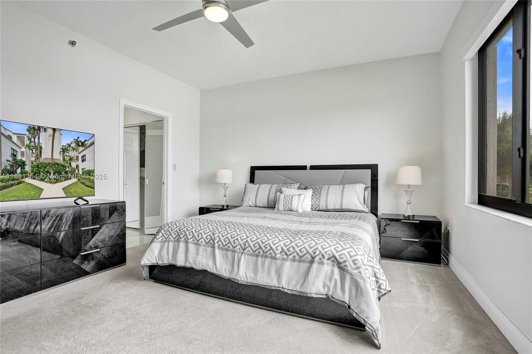 合同活跃: $5,000 (2 贝兹, 2 浴室, 1301 平方英尺)