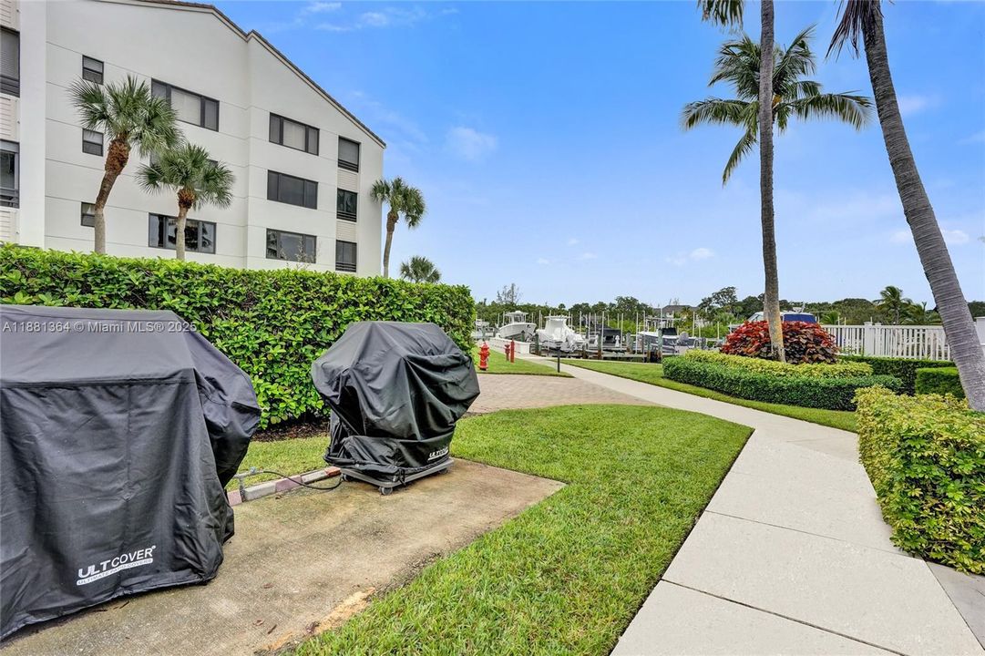 合同活跃: $5,000 (2 贝兹, 2 浴室, 1301 平方英尺)