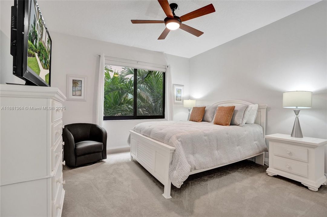 合同活跃: $5,000 (2 贝兹, 2 浴室, 1301 平方英尺)