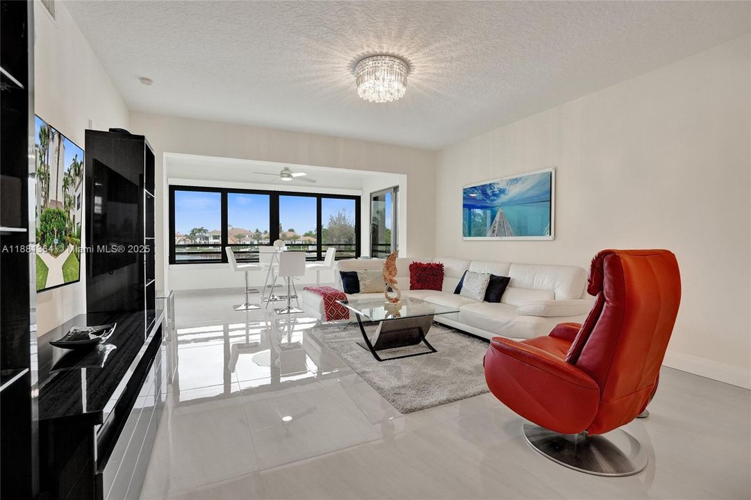 合同活跃: $5,000 (2 贝兹, 2 浴室, 1301 平方英尺)