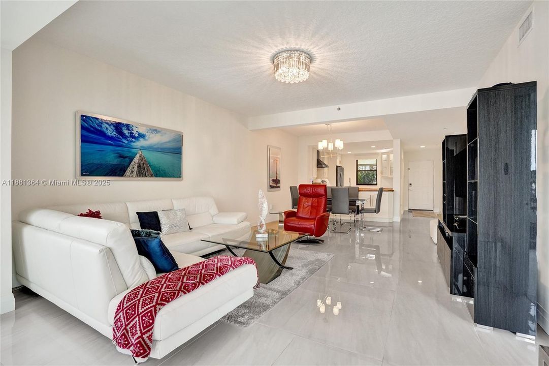 合同活跃: $5,000 (2 贝兹, 2 浴室, 1301 平方英尺)