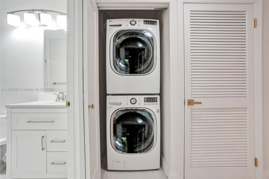 合同活跃: $5,000 (2 贝兹, 2 浴室, 1301 平方英尺)