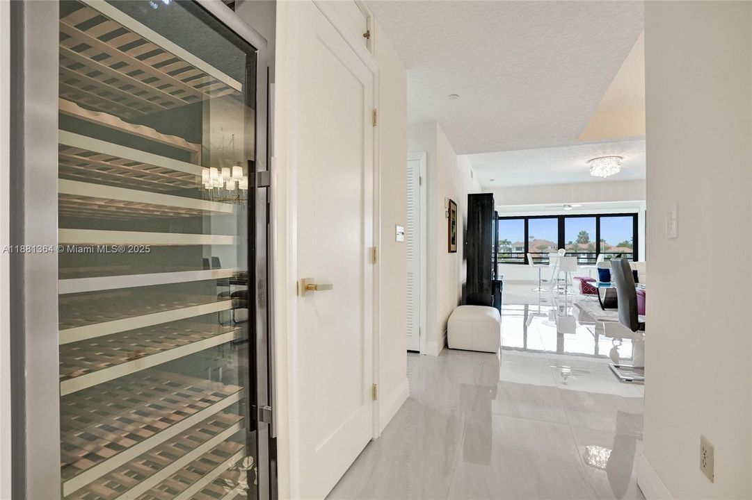 合同活跃: $5,000 (2 贝兹, 2 浴室, 1301 平方英尺)