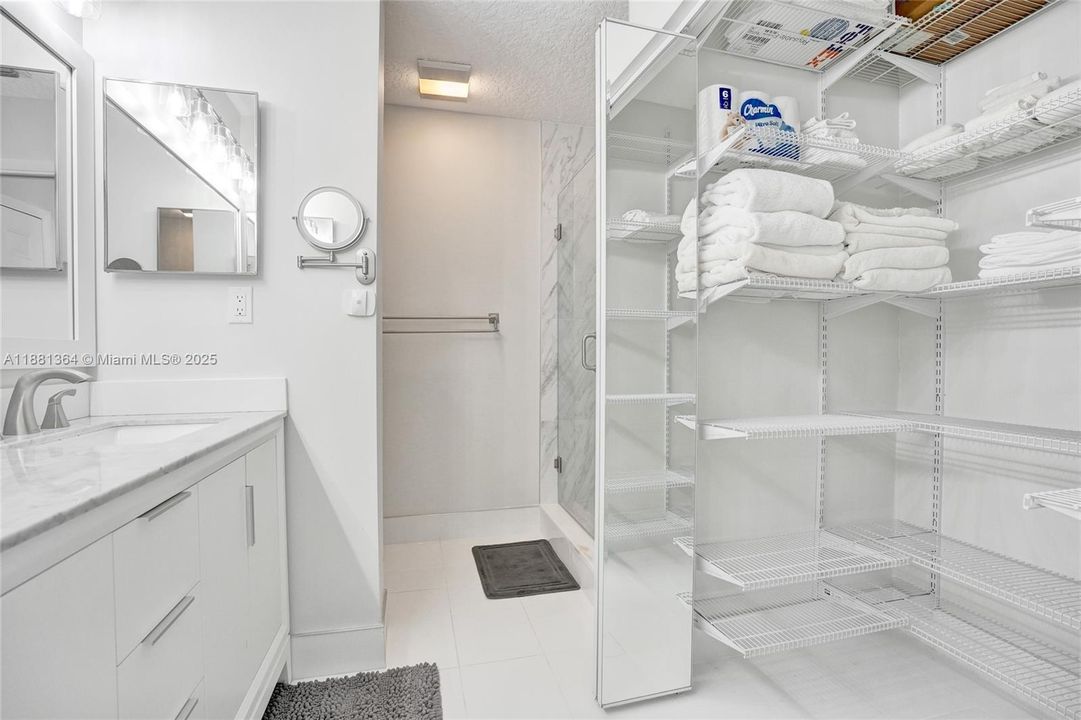 合同活跃: $5,000 (2 贝兹, 2 浴室, 1301 平方英尺)