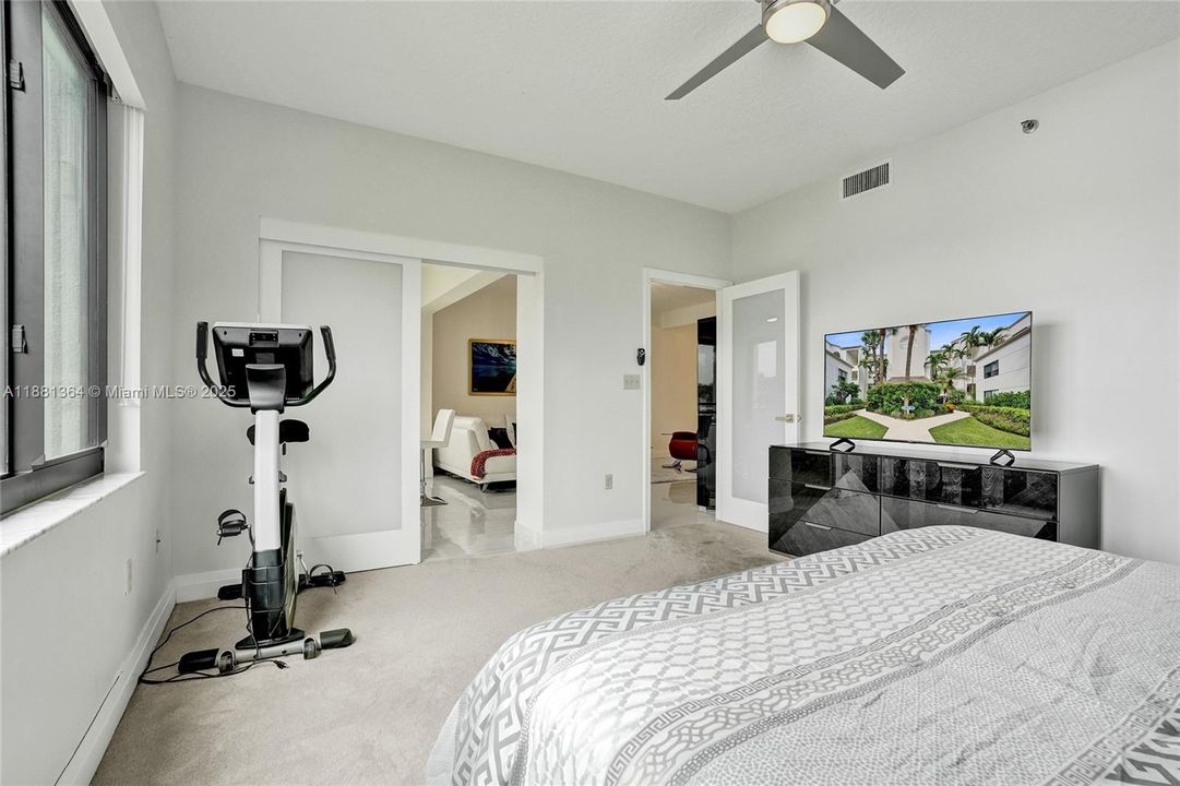 合同活跃: $5,000 (2 贝兹, 2 浴室, 1301 平方英尺)