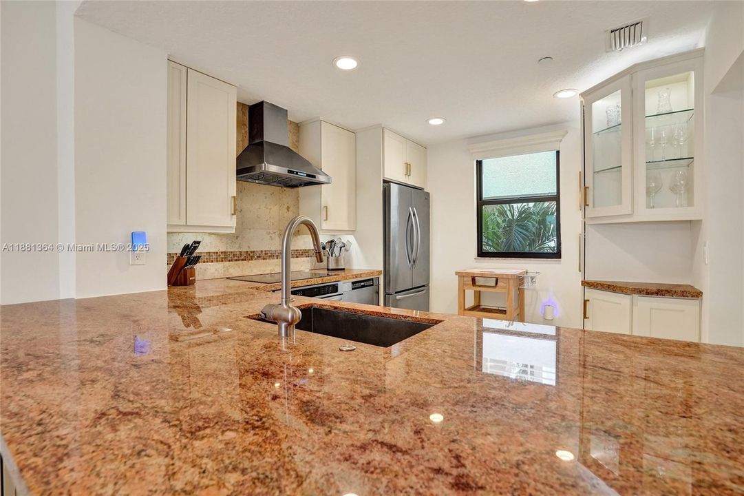 合同活跃: $5,000 (2 贝兹, 2 浴室, 1301 平方英尺)