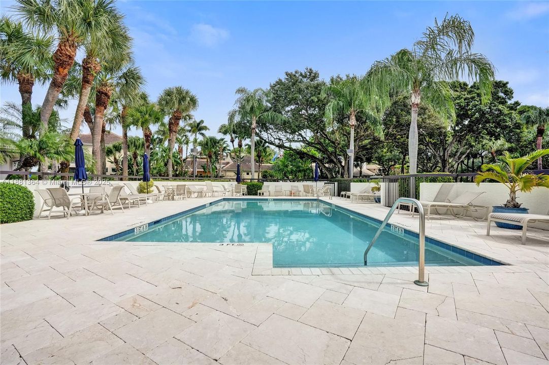 合同活跃: $5,000 (2 贝兹, 2 浴室, 1301 平方英尺)