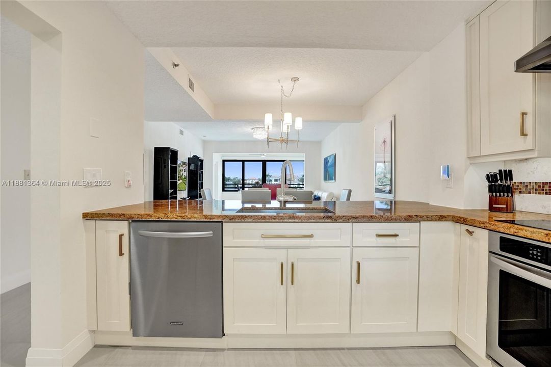 合同活跃: $5,000 (2 贝兹, 2 浴室, 1301 平方英尺)