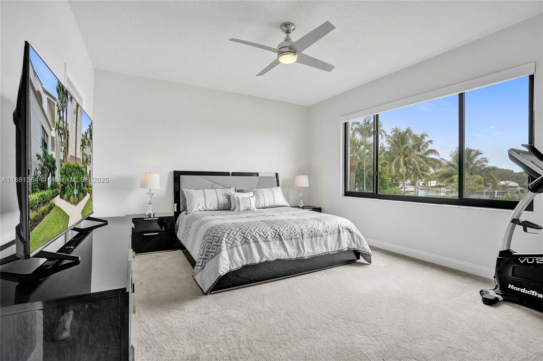 合同活跃: $5,000 (2 贝兹, 2 浴室, 1301 平方英尺)