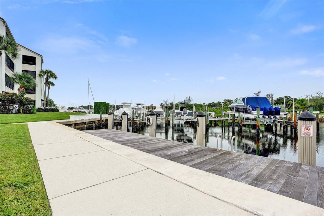 合同活跃: $5,000 (2 贝兹, 2 浴室, 1301 平方英尺)