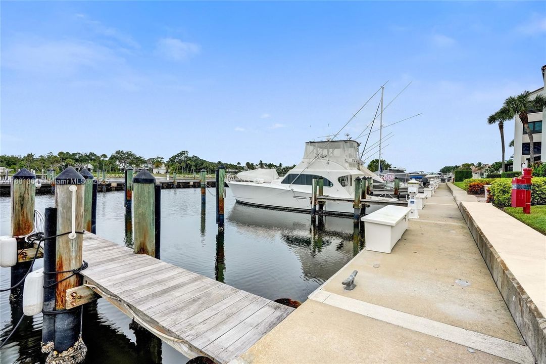 合同活跃: $5,000 (2 贝兹, 2 浴室, 1301 平方英尺)