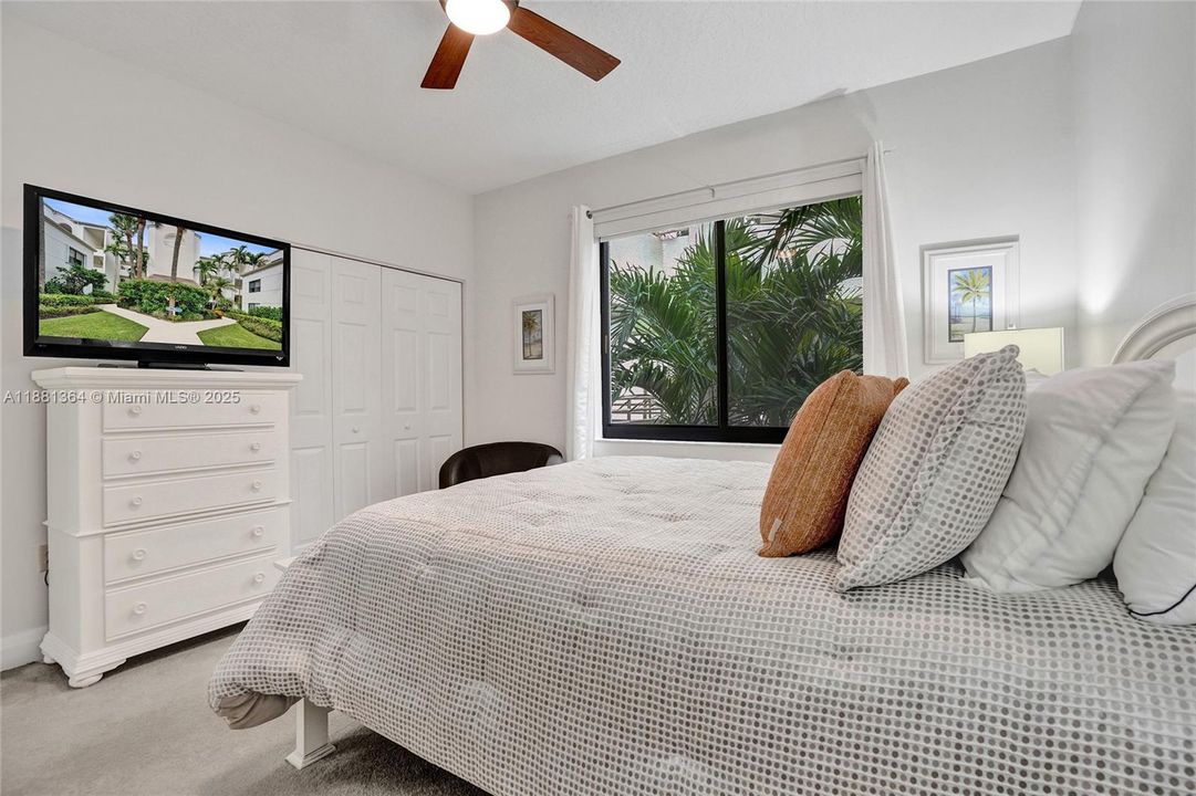 合同活跃: $5,000 (2 贝兹, 2 浴室, 1301 平方英尺)