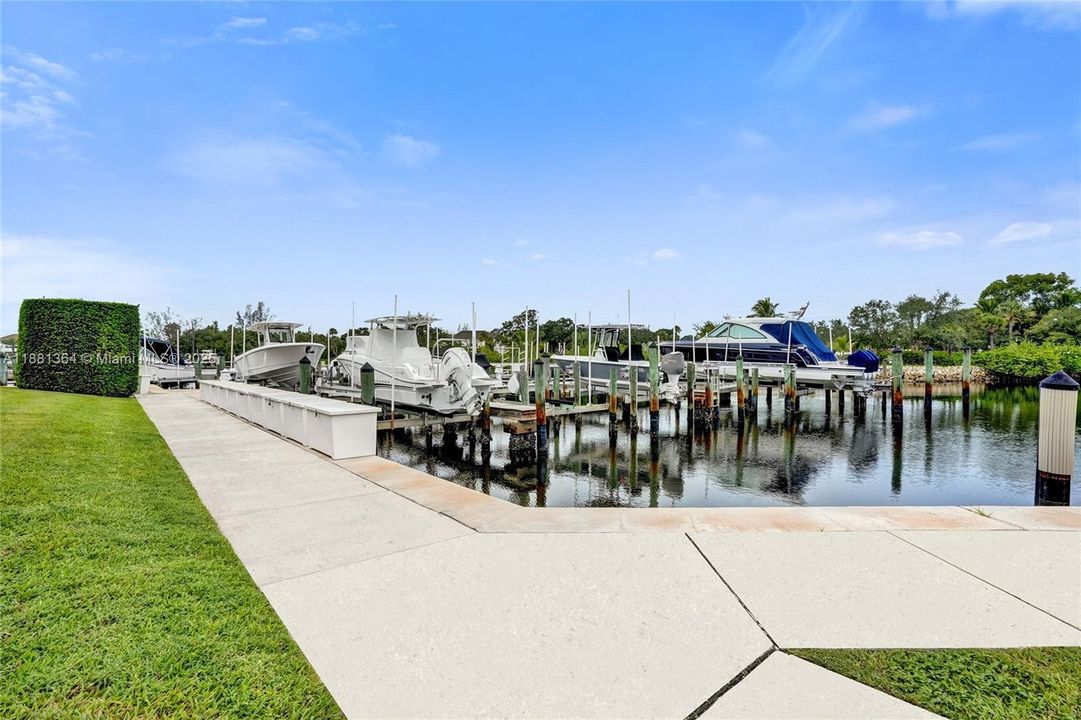 合同活跃: $5,000 (2 贝兹, 2 浴室, 1301 平方英尺)