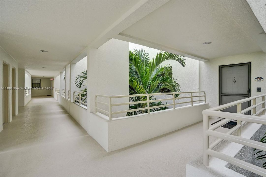 合同活跃: $5,000 (2 贝兹, 2 浴室, 1301 平方英尺)