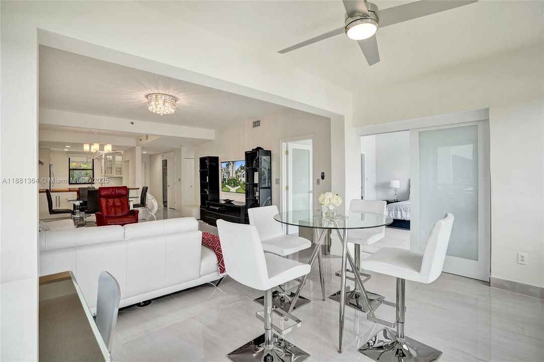 合同活跃: $5,000 (2 贝兹, 2 浴室, 1301 平方英尺)