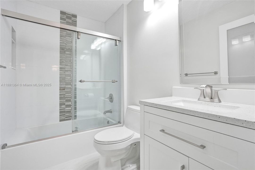 合同活跃: $5,000 (2 贝兹, 2 浴室, 1301 平方英尺)