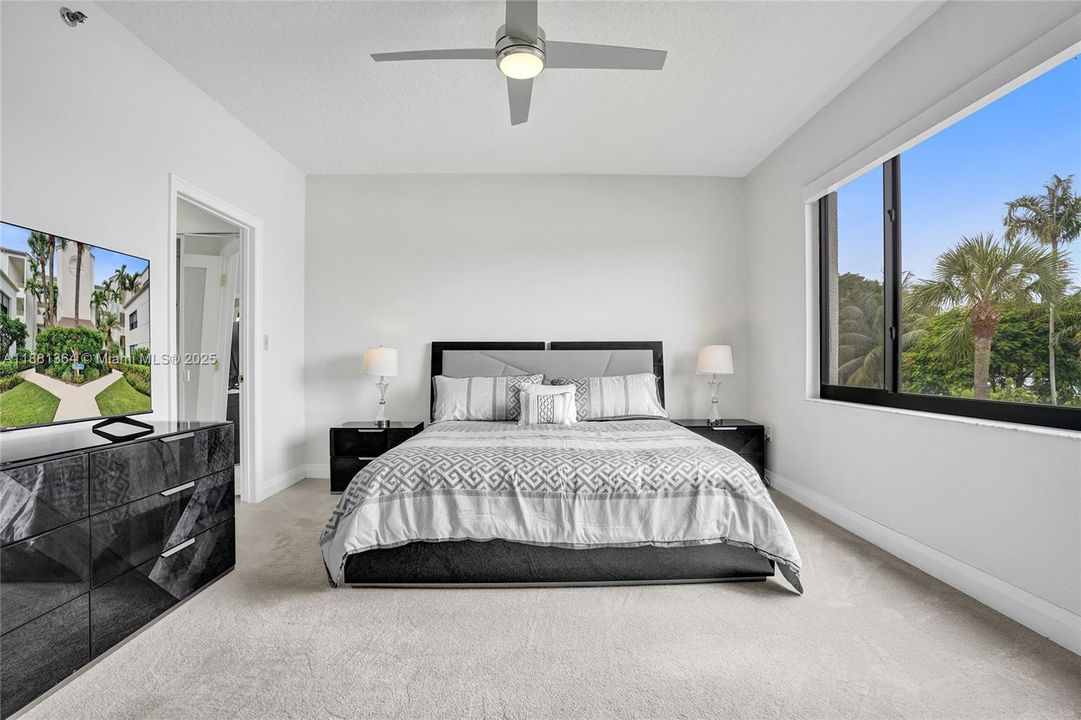 合同活跃: $5,000 (2 贝兹, 2 浴室, 1301 平方英尺)