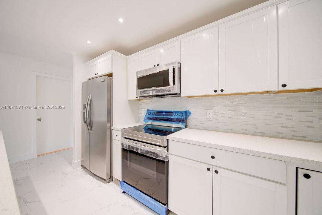 Active With Contract: $1,950 (2 beds, 2 baths, 1075 Square Feet)