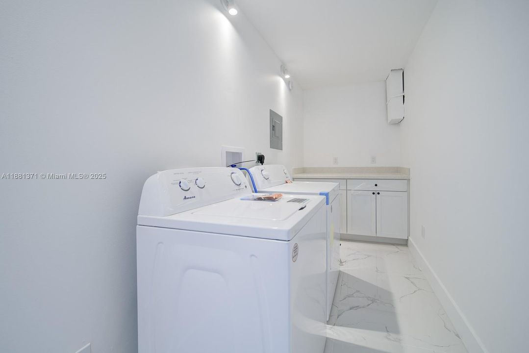 Active With Contract: $1,950 (2 beds, 2 baths, 1075 Square Feet)