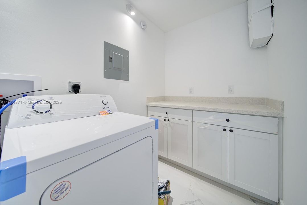 Active With Contract: $1,950 (2 beds, 2 baths, 1075 Square Feet)