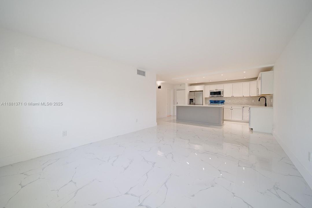 Active With Contract: $1,950 (2 beds, 2 baths, 1075 Square Feet)