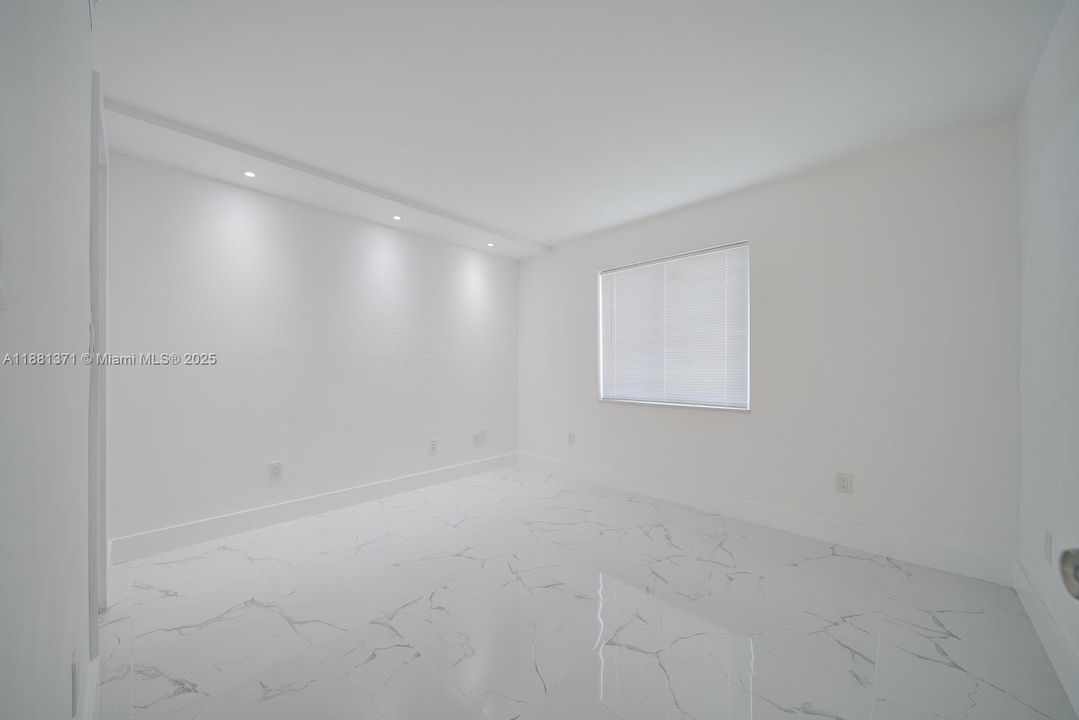 Active With Contract: $1,950 (2 beds, 2 baths, 1075 Square Feet)